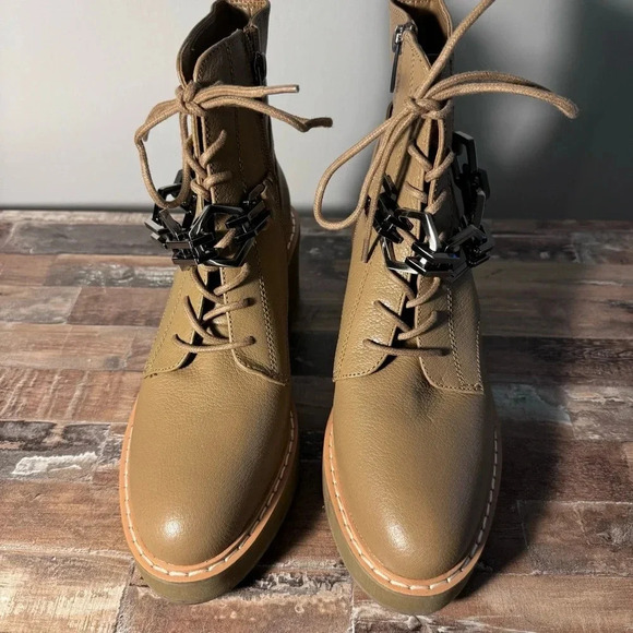 NWOT Vince Camuto Tan Platform Heeled Boots Chain Detail Women Size 8 - Picture 1 of 7